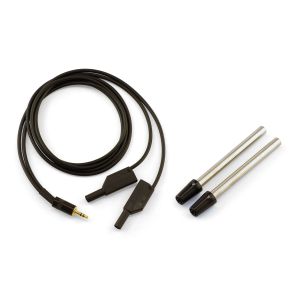 Przewód łączący z dwoma metalowymi prętami